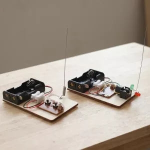 Giocattolo fai-da-te in legno per assemblare una macchina telegrafica per bambini